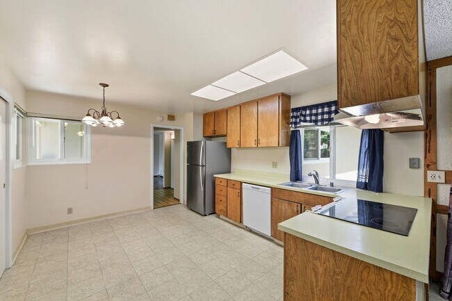 Building Photo - 5880 Taormino Ave