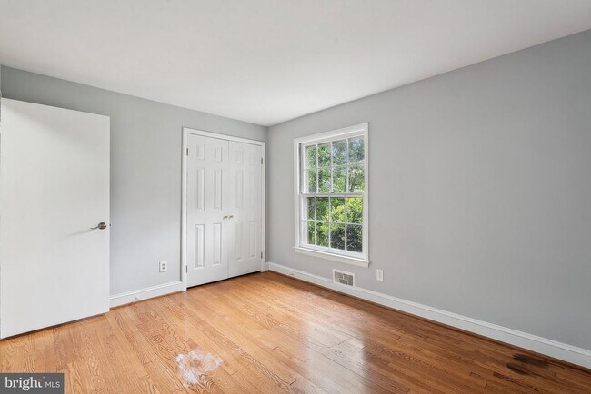 Building Photo - 9239 Vernon Dr