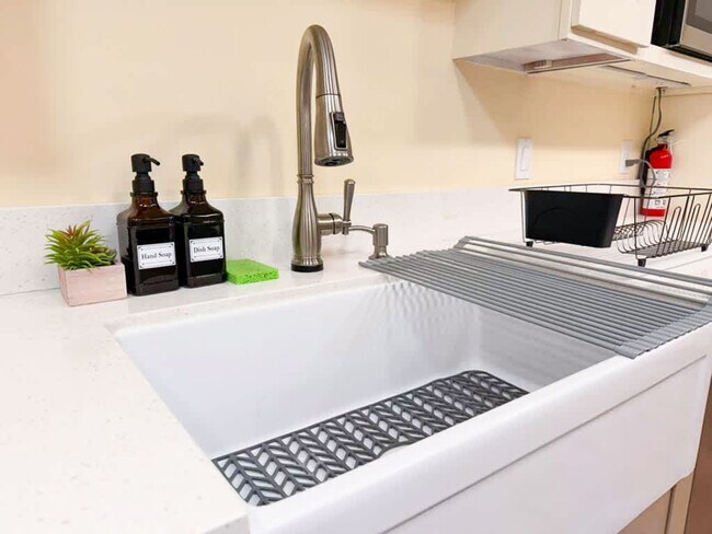 Building Photo - 16018 Windsor Dr