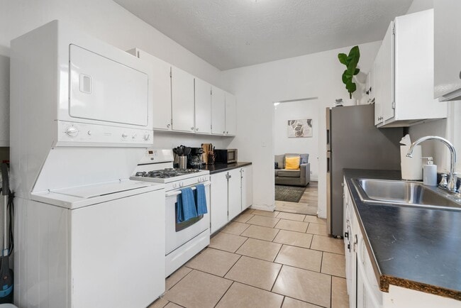 Building Photo - Charming 2-Bedroom Duplex Steps from Liber...