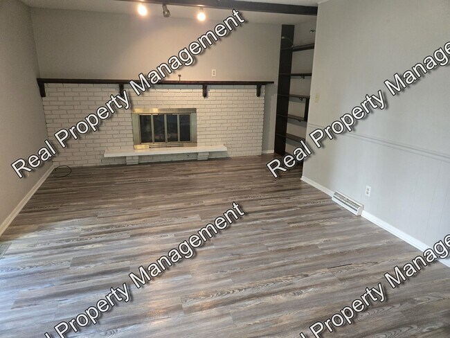 Building Photo - Large 2 Bedroom Duplex