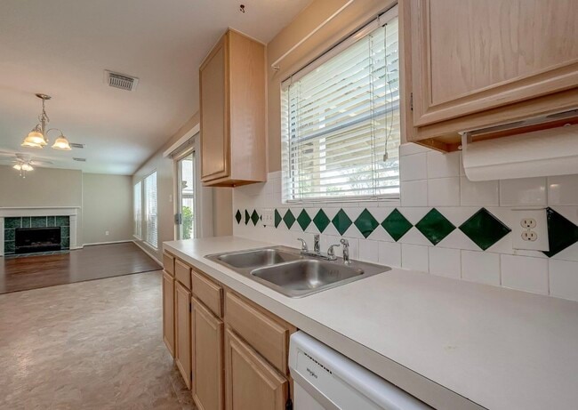 Building Photo - 4914 Jaymar Dr