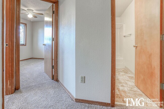 Building Photo - 618-620 SE 131st Ct.