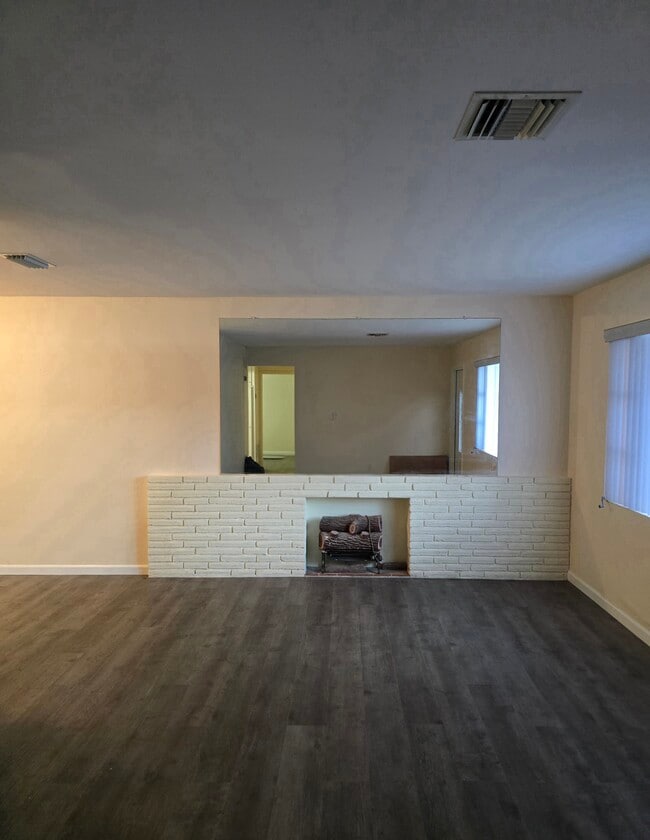 Building Photo - 336 Greenbriar Dr