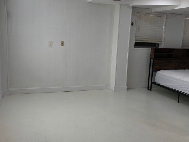 Building Photo - West Lake