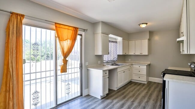 Building Photo - Fully REMODELED 3bed 2bath SFR. Great loca...