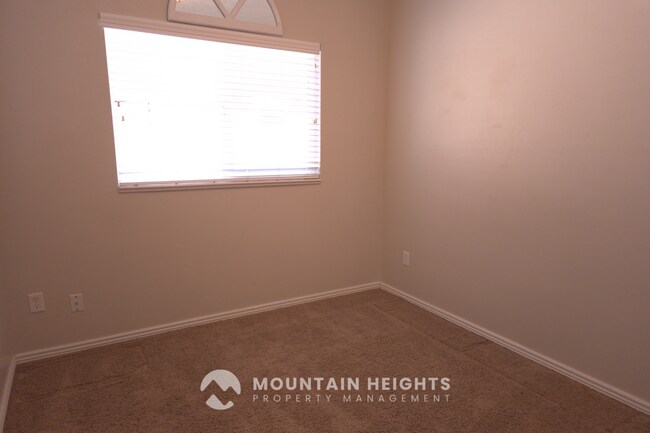 Building Photo - 744 Lazy Oak Way