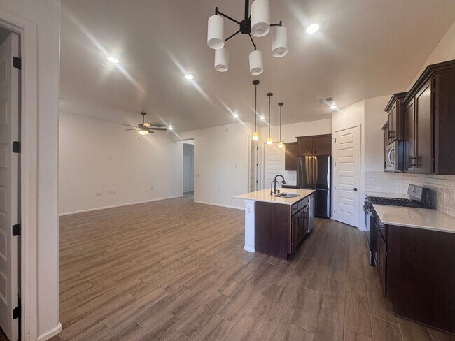 Building Photo - Beautiful newer townhome with Mountain View’s