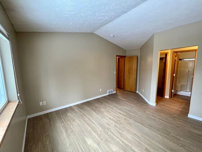 Building Photo - STUNNING SOUTH HILL HOME