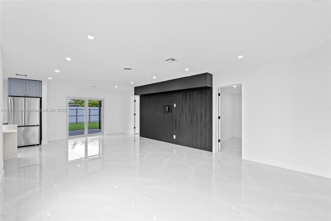 Building Photo - 719 SW 25th Ave
