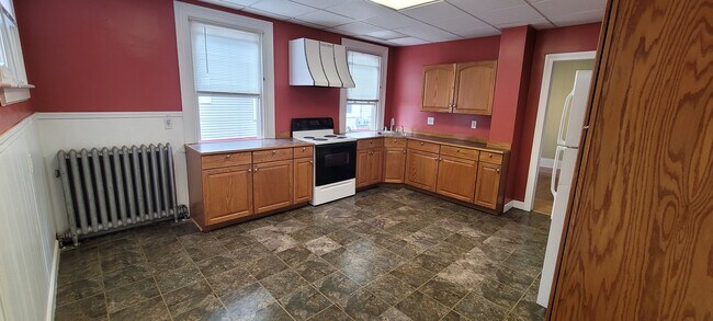 Eat in kitchen - 200 N Washington St