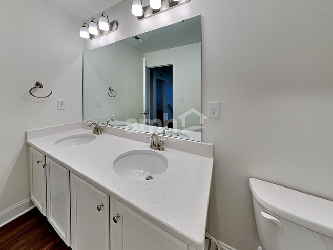 Building Photo - 180 Larragan Dr