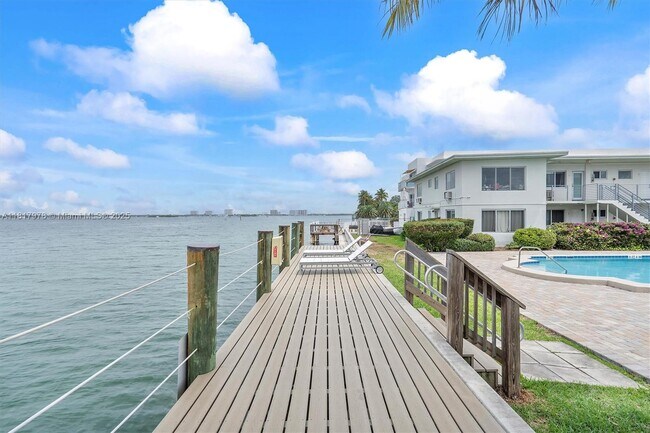 Building Photo - 2250 Bay Dr