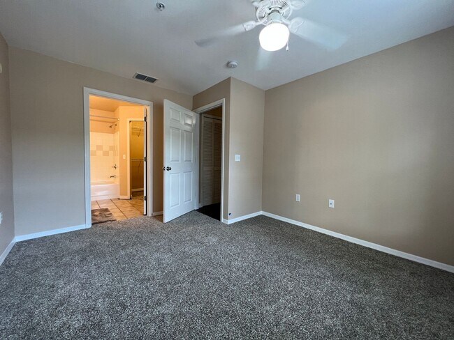 Building Photo - Beautiful 2-bedroom, 2-bath Condo available in sought after Admirals Walk private gated community.