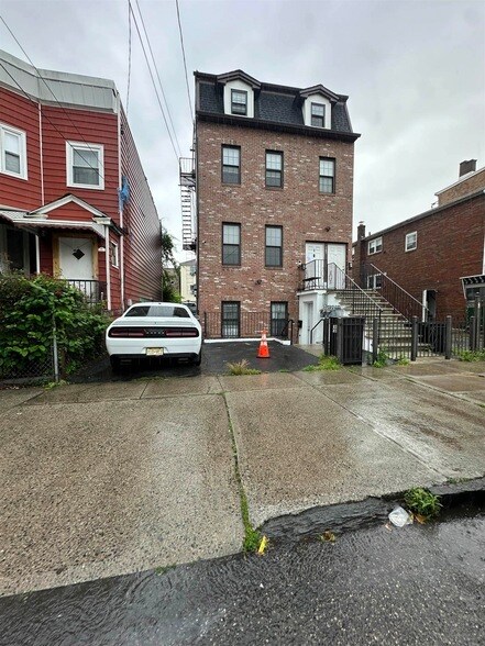 Building Photo - 585 Bramhall Ave