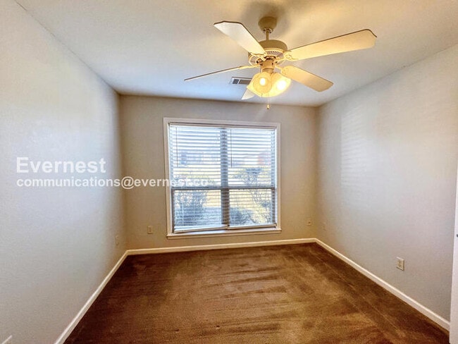 Building Photo - 3 Bed, 2 Bath Home with Garage / Available Now!