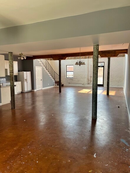 Building Photo - 27 N Main St