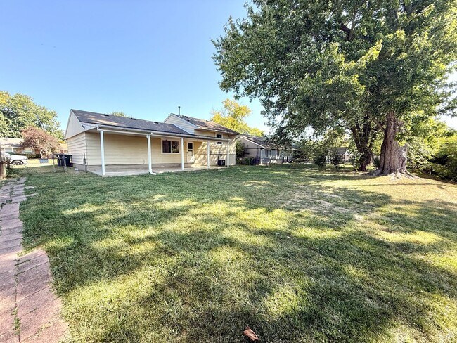 Building Photo - 575 W Market St