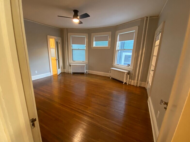 Building Photo - 589 Lincoln Ave