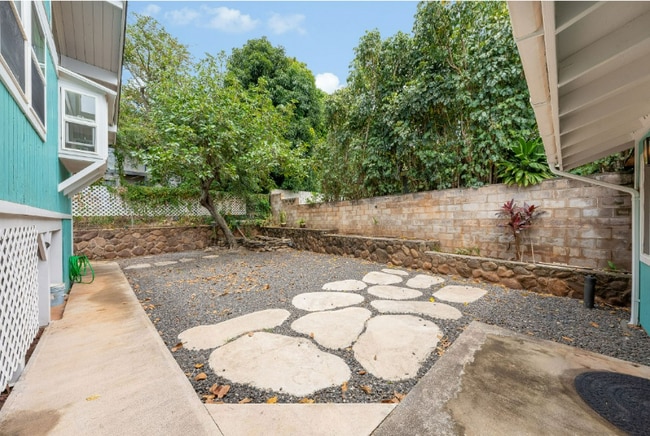 Building Photo - 70 Hui Rd F