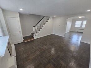 Building Photo - Spacious, Private, A Must-See Home in a Pr...