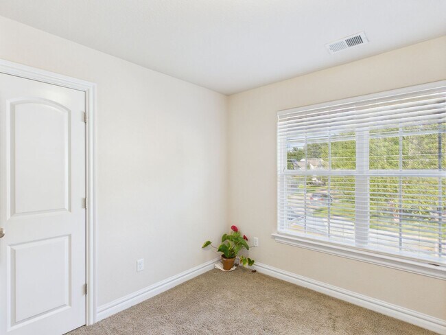 Building Photo - Spacious 4-bedroom, 3-bathroom home in Che...