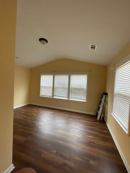 Building Photo - 3925 Silver Springs Rd