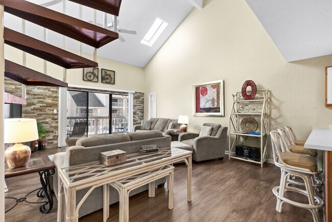 Building Photo - ***Free Utilities ** Seasonal Rental Avail...