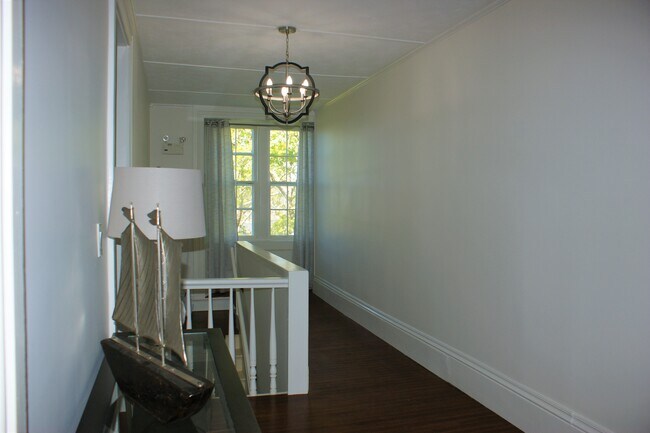 Well-lit and feels like home - 35 Coggeshall Ave