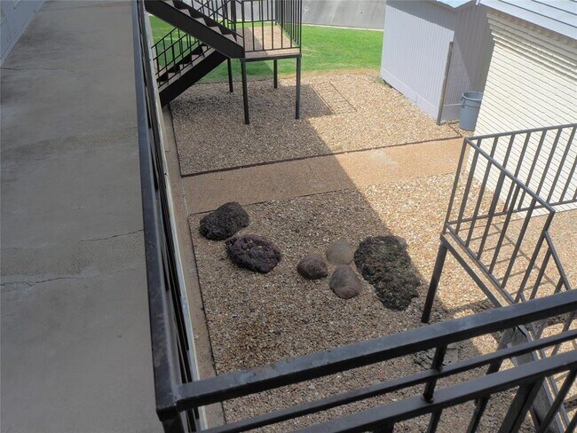 Building Photo - 4910 Saxon Dr