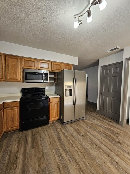 Building Photo - 204 W Mockingbird Ln