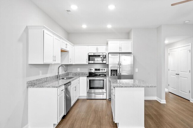 Building Photo - 5 Bedroom Home For Rent in St. Bethlehem Area!