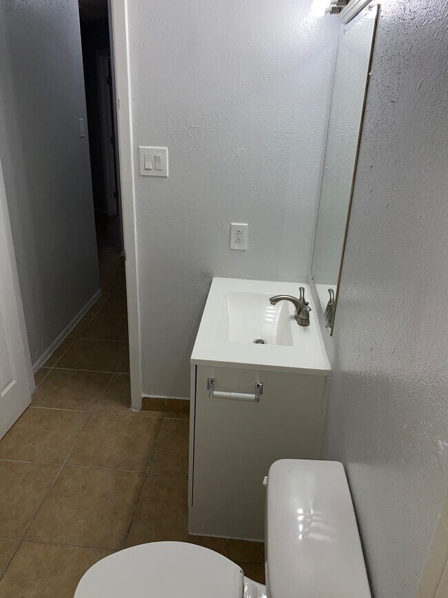 Building Photo - Spacious 2BR/1BA- Home Available Now!