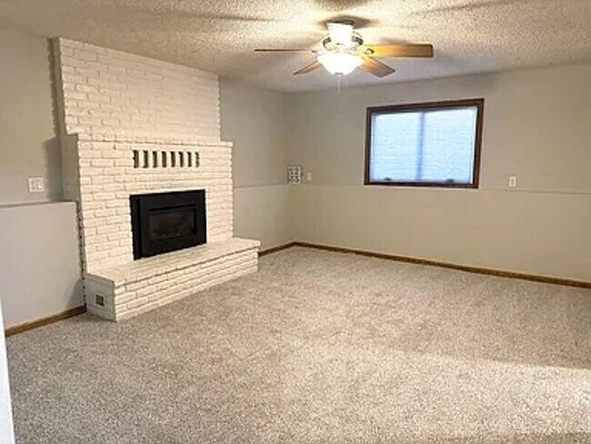 Building Photo - 7431 Rosewood Ln N