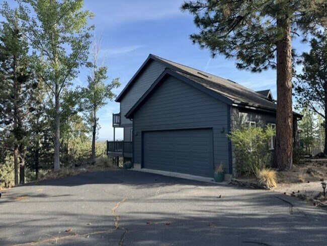 Building Photo - West Side location with amazing mountain views
