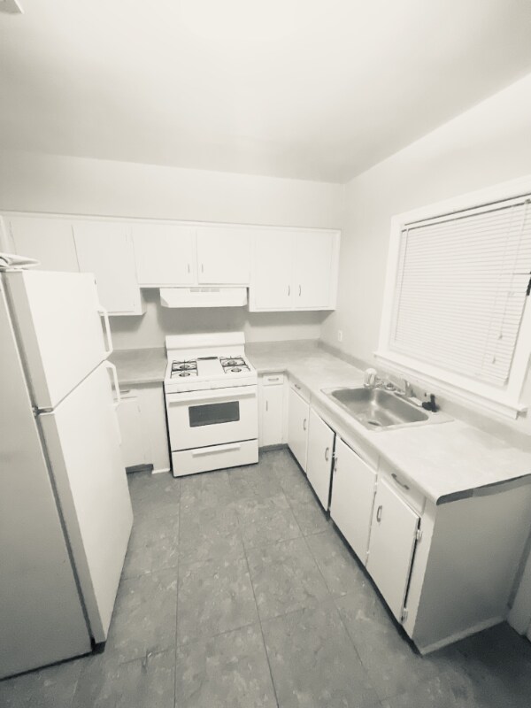 Building Photo - 2427 Laurel Dr