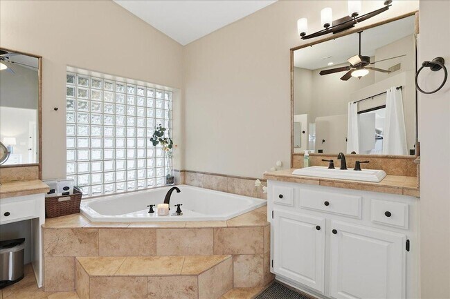 Building Photo - 1909 E Coral Tree Dr