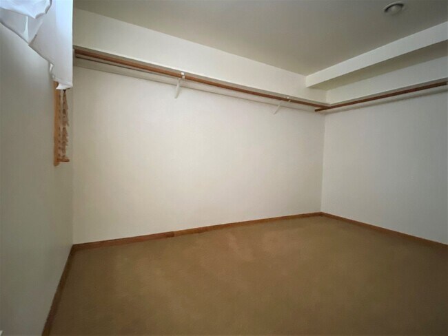 Building Photo - 3BR 3BA home, located in beautiful Solana Beach! Spacious layout with lush landscape