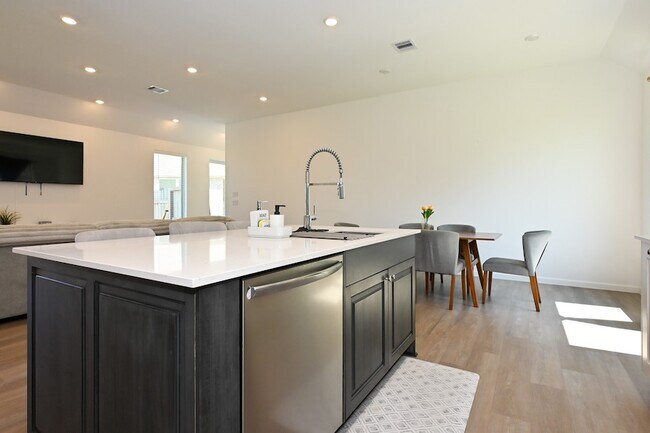 Building Photo - 3057 Pensacola Dr