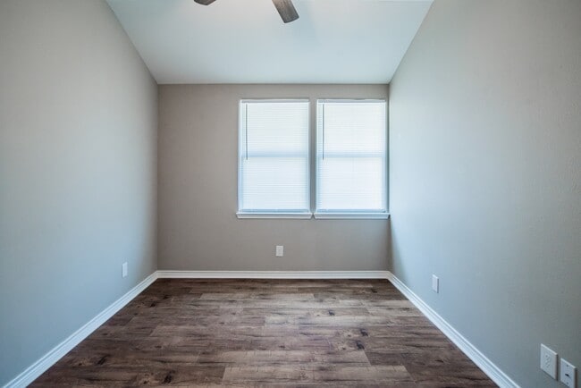 Building Photo - 803 S Main St