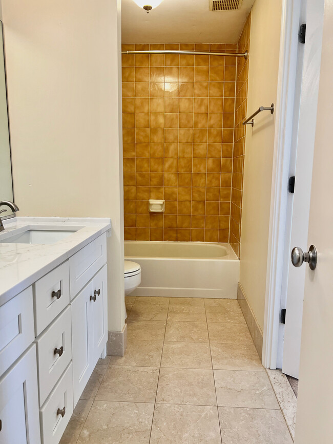 Full Bathroom - 171 Swanton St