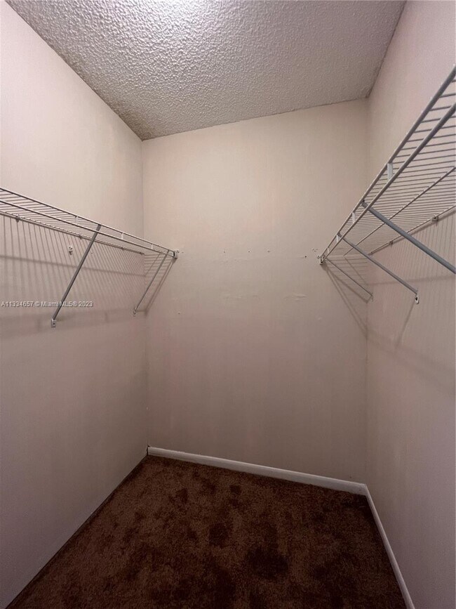 Building Photo - 6952 SW 39th St