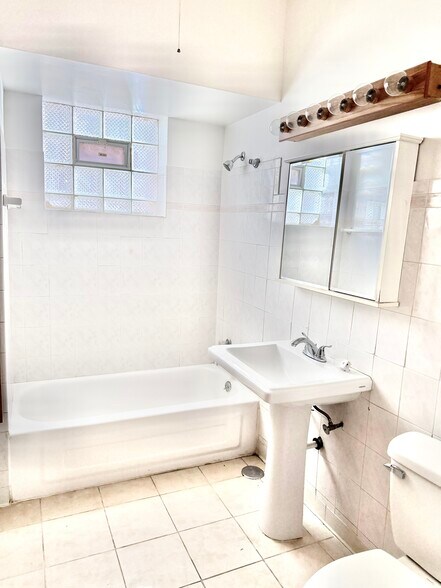 Building Photo - 1539 W 71st St