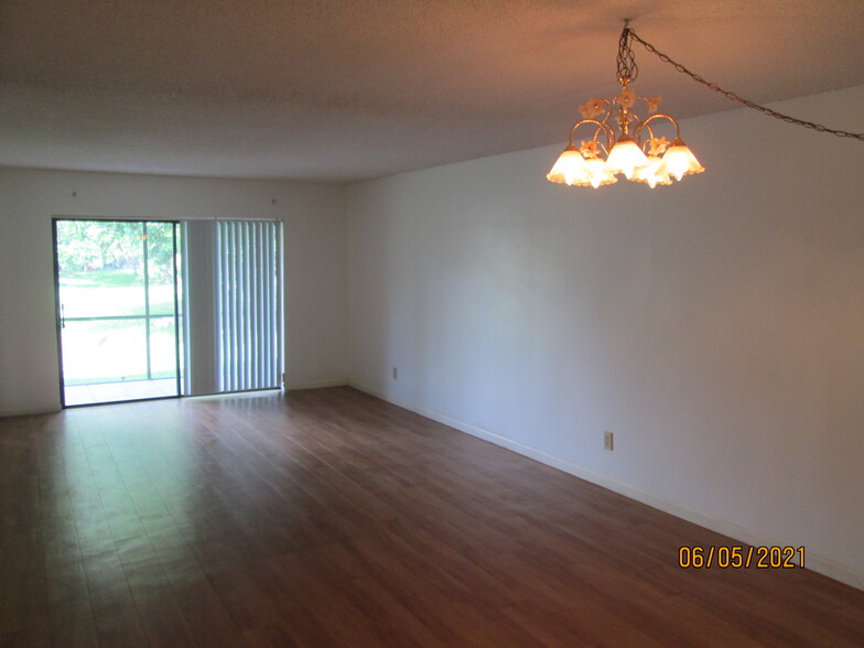 Living Dining Area 12 x 26 ft - 205 Palmetto Ave