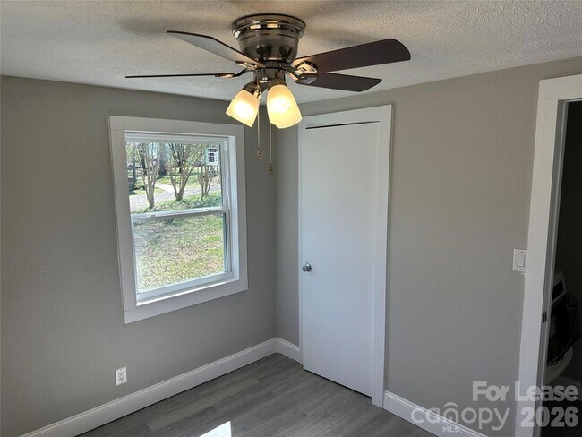 Building Photo - 209 Brookview Rd