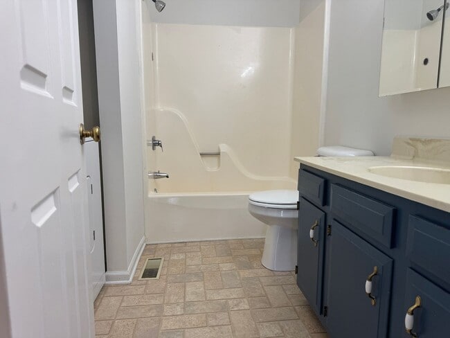 Building Photo - Gorgeous 2 BR Townhouse in New Market!