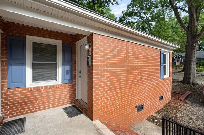 Building Photo - 803 W Markham Ave