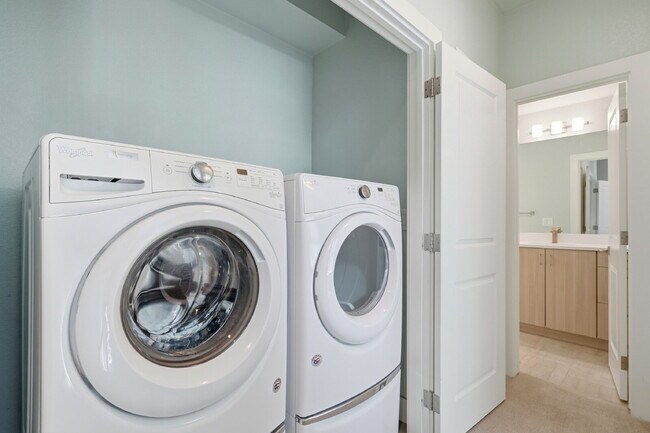 Building Photo - $3,540.95 with $300 off the first month's rent, 2 Beds - 4 Bath, Townhouse in Denver with Cozy Fi...