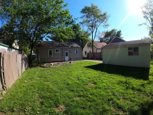 Building Photo - Very Clean Royal Oak Ranch