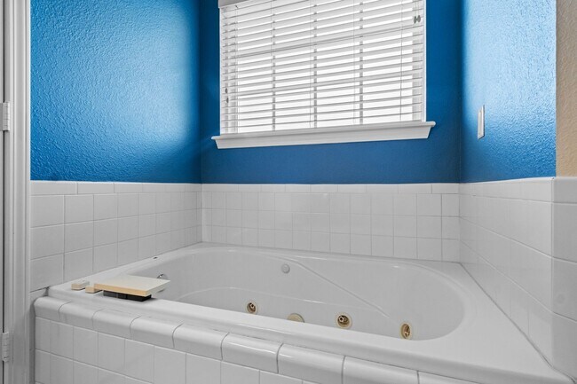 Building Photo - 3 Bed, 2 Bath Home Near Osage Park & Walma...